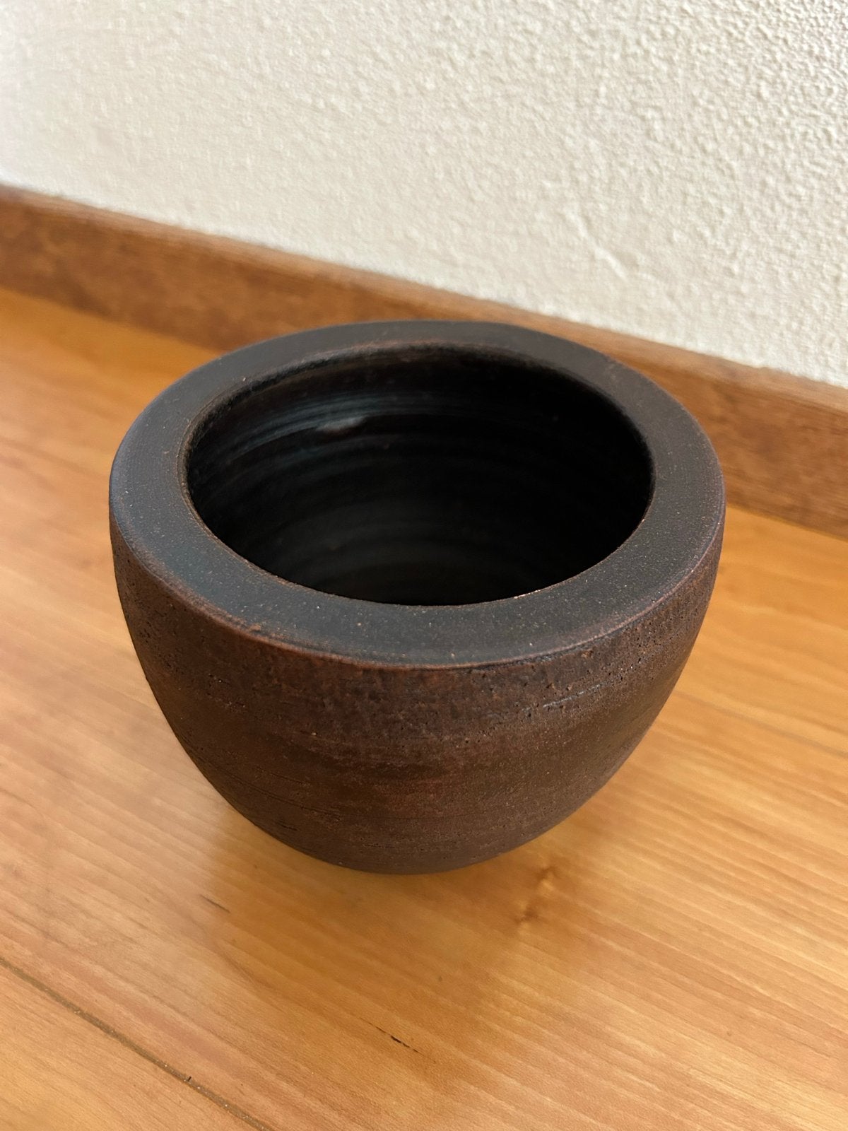 Kleine donkerbruine aardewerk bloempot, 11cm hoog, Ophalen, Rond, Zo goed als nieuw, Binnen