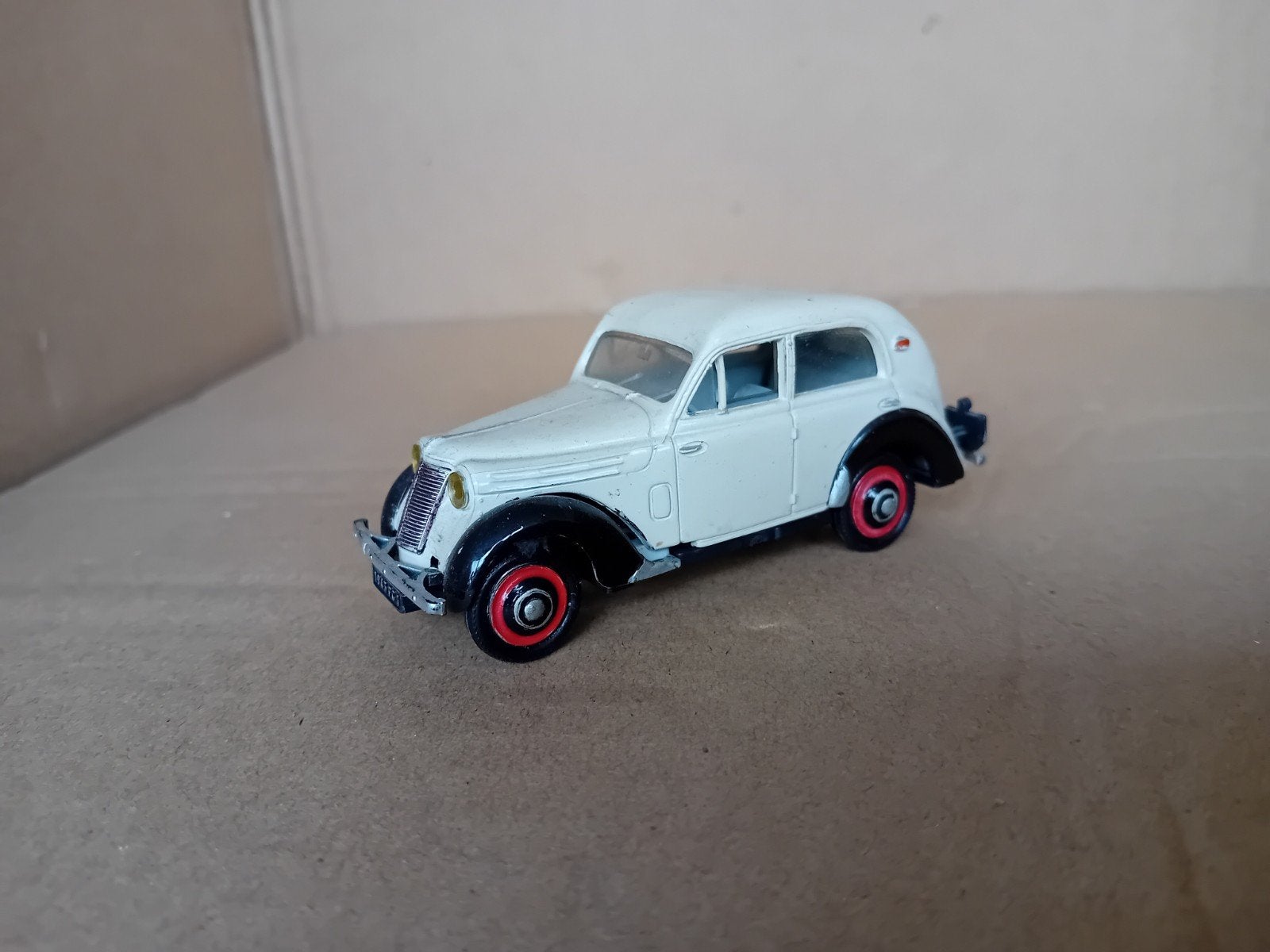 Norev Renault Juvaquatre, Hobby en Vrije tijd, Modelauto's | 1:43, Ophalen of Verzenden, Auto, Norev