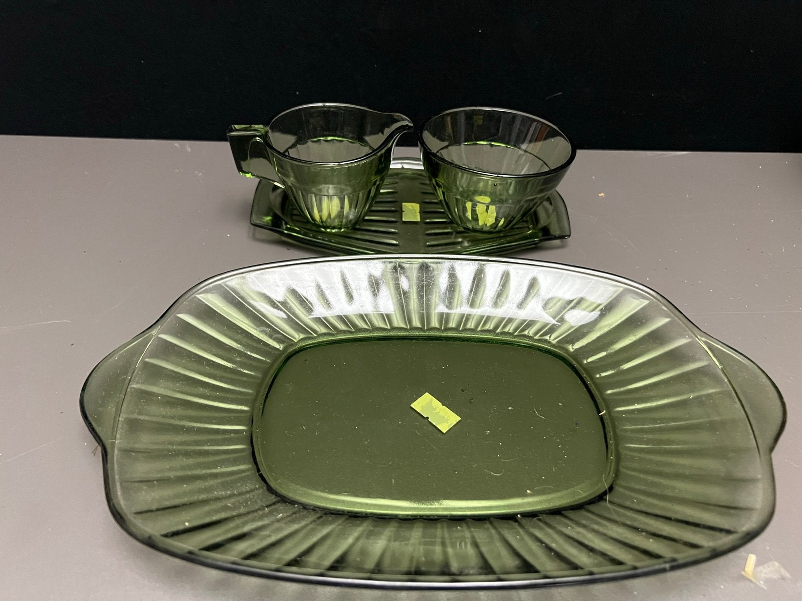 Vintage Groen Glas Suiker- en Roomstel op Dienblad, Antiek en Kunst, Ophalen of Verzenden