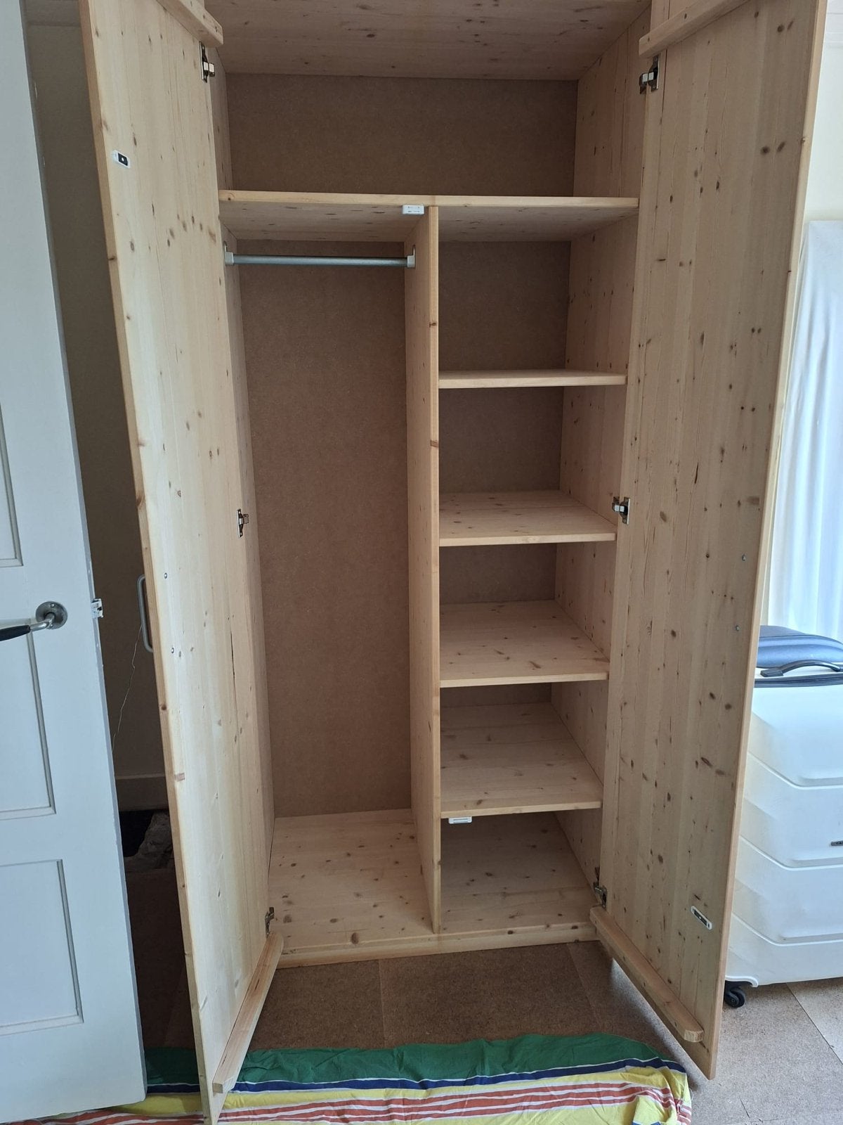 Houten kast met schroeven en genummerde onderdelen