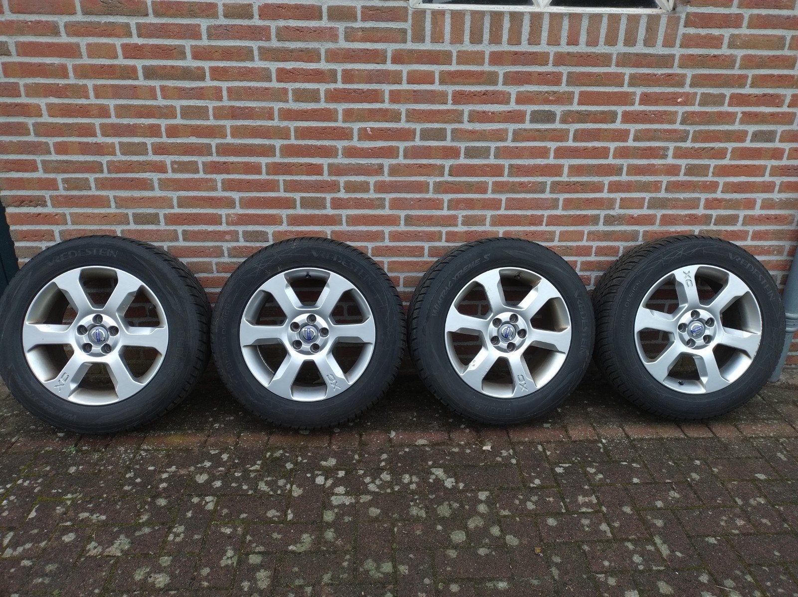 Originele Volvo XC70 velgen + Vredestein winterbanden 235/55, Ophalen, Gebruikt, Banden en Velgen, 17 inch