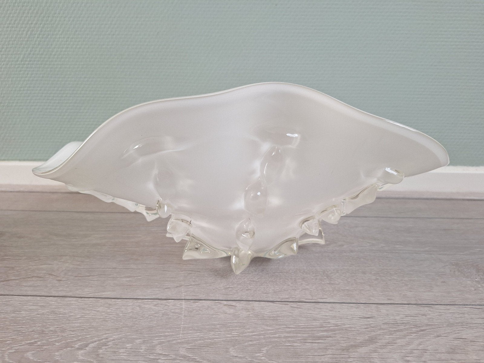 Mooie witte design schaal van glas.
Zoals u kan zien op de f, Ophalen of Verzenden, Overige typen, Glas
