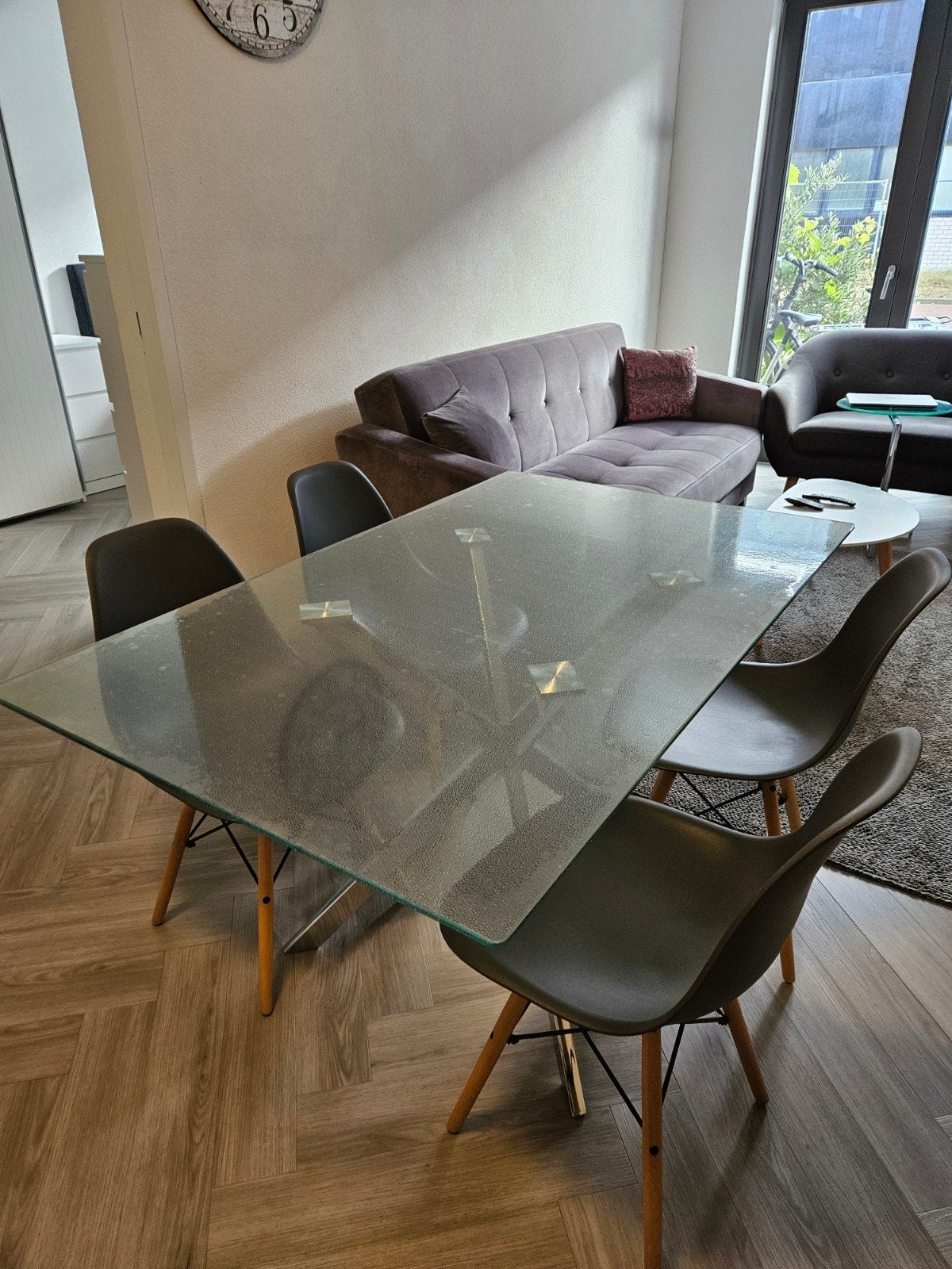 Glazen eettafel met metalen onderstel, Huis en Inrichting, Ophalen, Gebruikt, 100 tot 150 cm, Vierkant