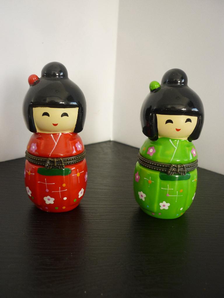 2 kokeshi dames / japanse dame / klein potje / groen / rood, Ophalen of Verzenden, Mens