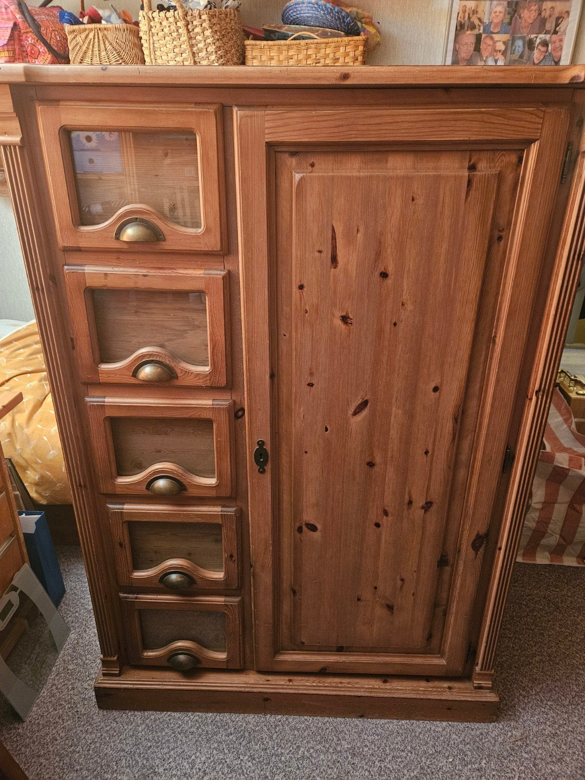 Houten kast (massief grenen) Hoog 1.50xBreed 1.05xDiep 46cm, Antiek en Kunst, Ophalen