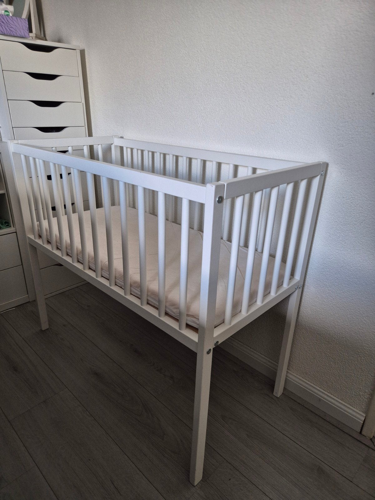 Wit wiegje met matras - Zo goed als nieuw, Kinderen en Baby's, Babywiegjes en Ledikanten, Ophalen, Zo goed als nieuw, Ledikant