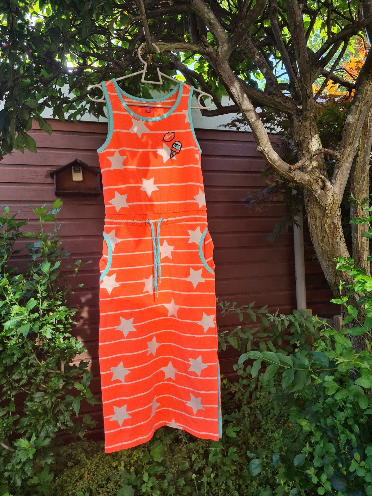 Lange jurk meisje - Oranje met sterren en ijsjes, Kinderen en Baby's, Kinderkleding | Maat 110, Persival, Meisje, Ophalen of Verzenden
