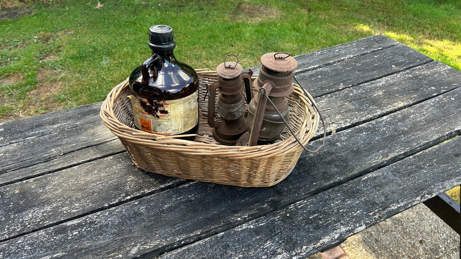 Decoratieve mand met vintage lampen en fles, Ophalen of Verzenden