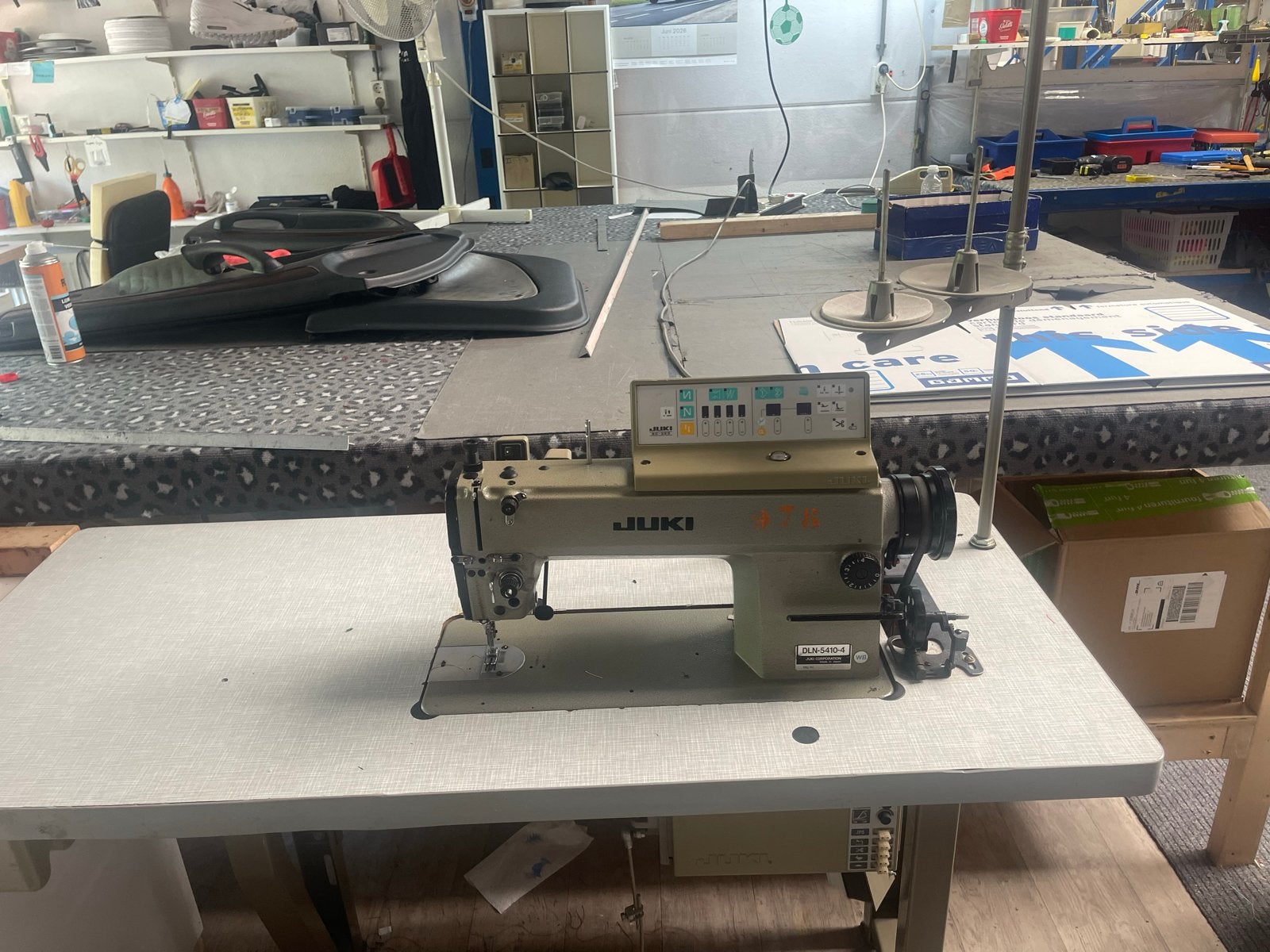Juki Industriële Naaimachine met Tafel - Goed Werkend, Hobby en Vrije tijd, Naaimachines en Toebehoren, Gebruikt, Naaimachine