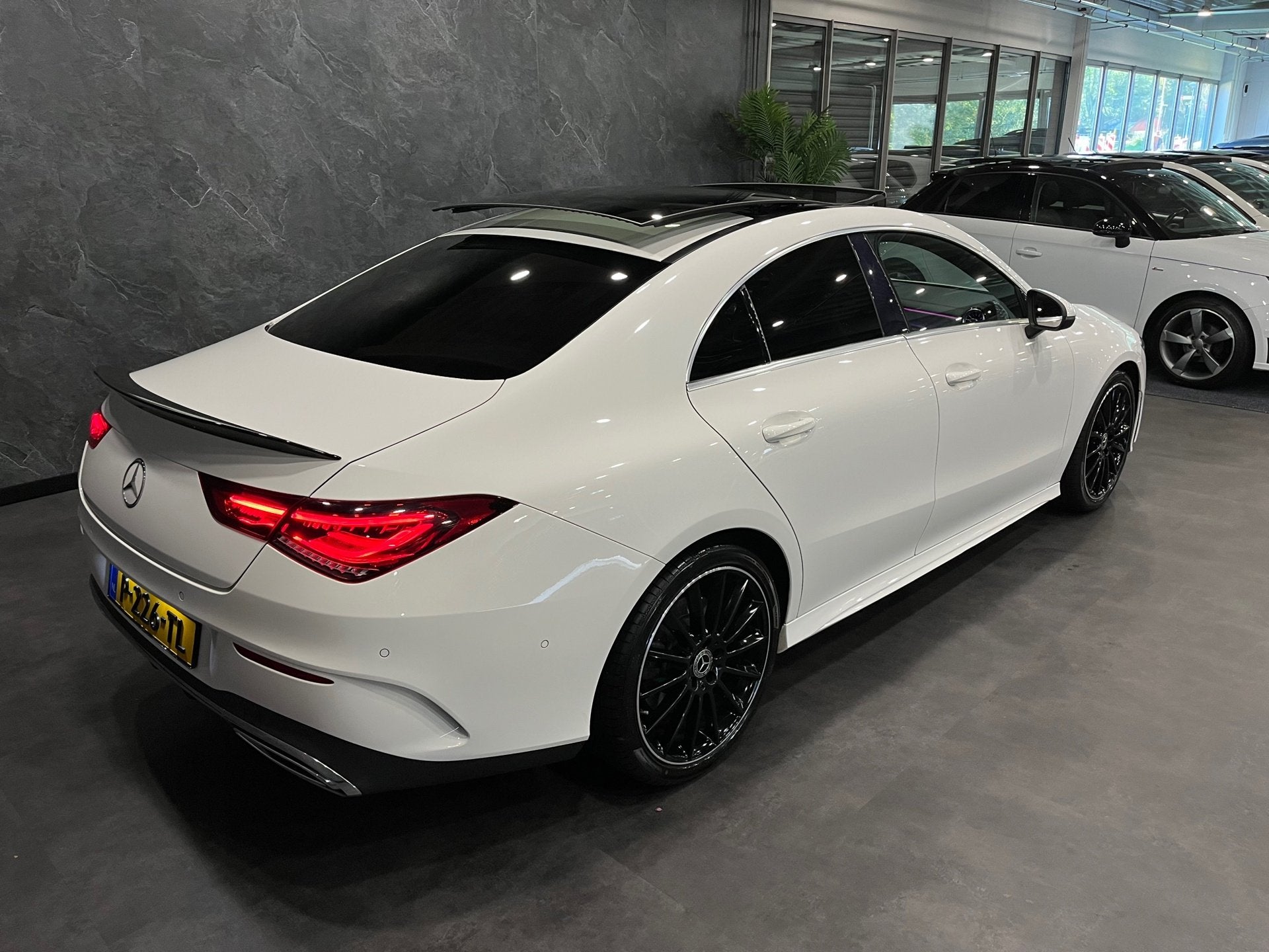 Mercedes-Benz CLA-klasse 220 AMG Premium Plus PANORAMADAK, Auto's, Gebruikt, Verwarmde buitenspiegels, Wit, Bedrijf