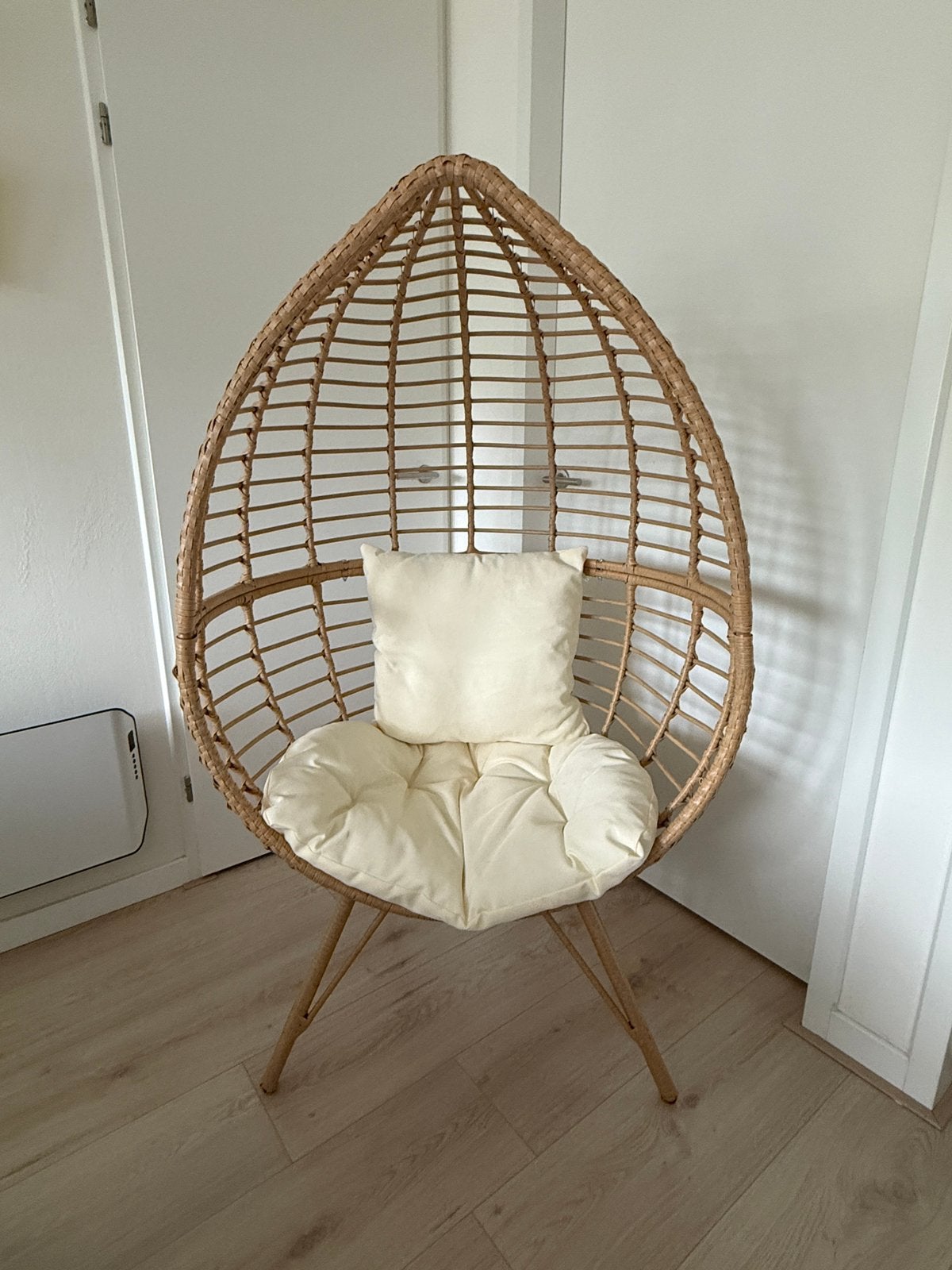 Gevlochten rotan (kunststof) eierstoel, Huis en Inrichting, Stoelen, Ophalen, Kunststof, Gebruikt, Bruin