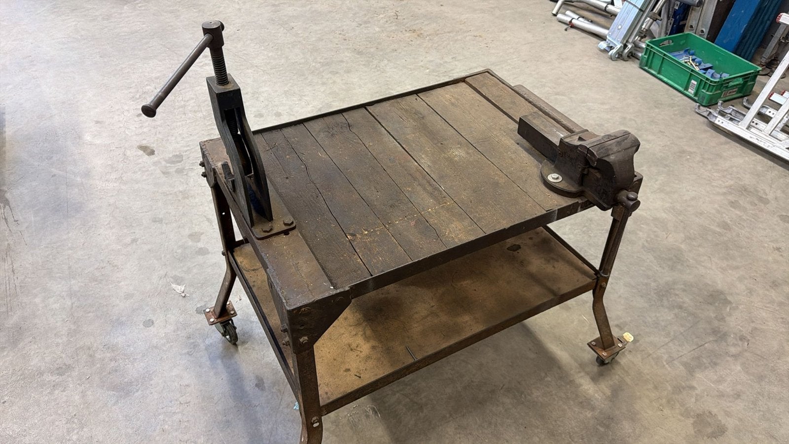 Werkbank met wielen, bankschroef en pijpenklem, Doe-het-zelf en Verbouw, Werkbanken, Ophalen, Gebruikt, 70 tot 120 cm, Bankschroef