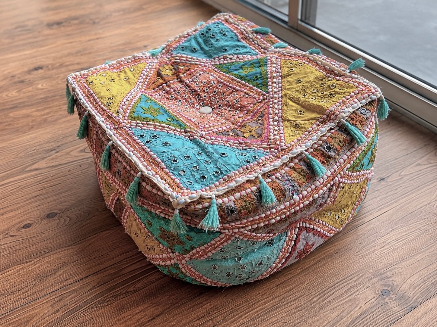 Bohemian Indiase Ibiza Poef met Kwastjes en Spiegeltjes, Huis en Inrichting, Vierkant, Minder dan 50 cm, Ophalen of Verzenden