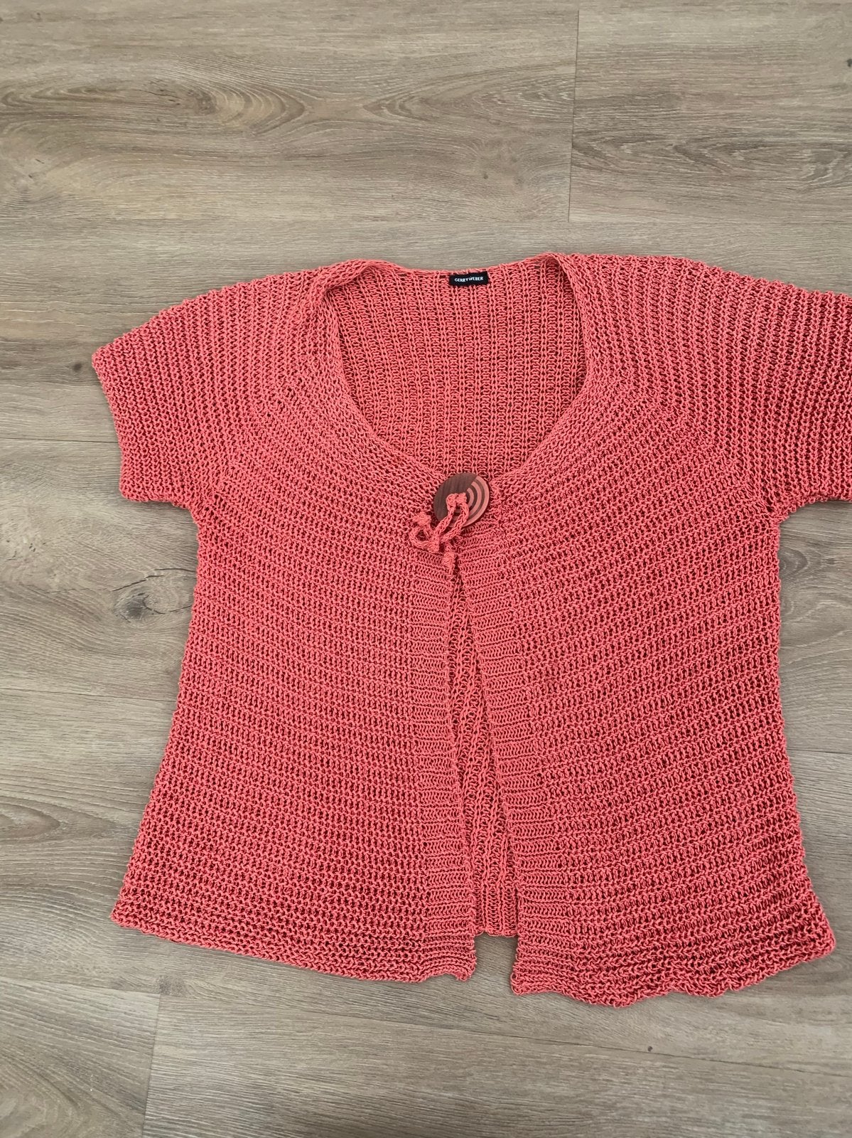 Koraalrood gebreid vestje met houten sluiting, Ophalen of Verzenden, Zo goed als nieuw, Maat 38/40 (M), Rood