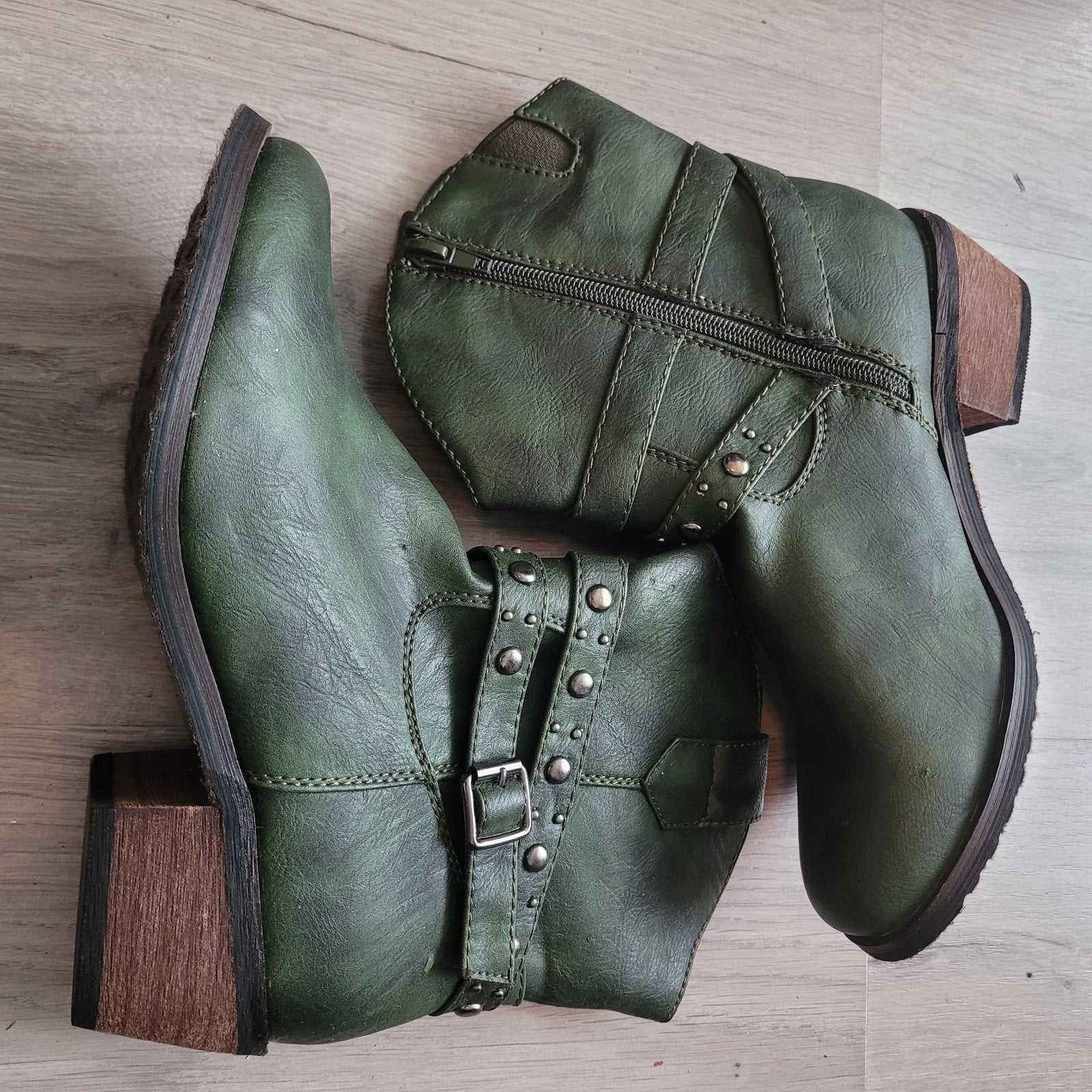 Stoere donkergroene enkellaarsjes met studs, maat 36, Ophalen of Verzenden, Nieuw, Groen, Lage of Enkellaarzen
