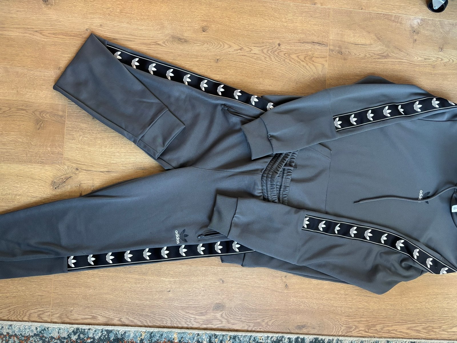 Adidas trainingspak grijs met logo banden, Ophalen of Verzenden, Zo goed als nieuw, Grijs, Overige typen
