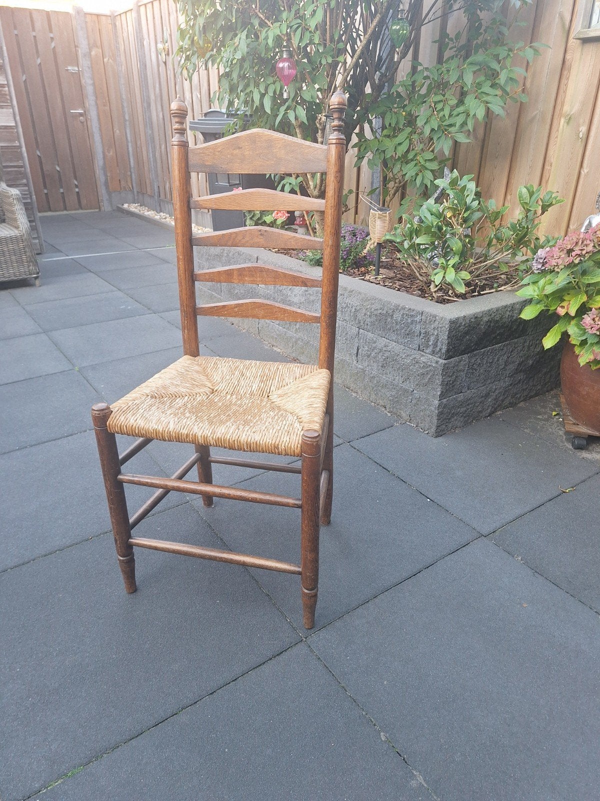 Authentieke houten stoel met rieten zitting, Ophalen, Gebruikt, Bruin, Hout
