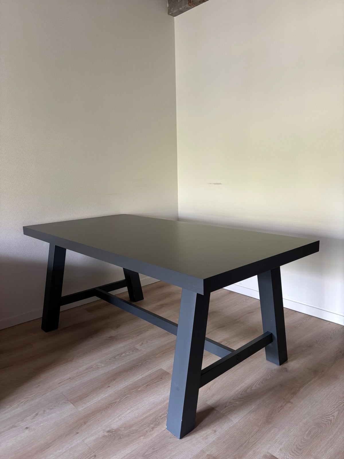 Eetkamertafel Bushwick (180 cm) antraciet kleur, Huis en Inrichting, Ophalen, 50 tot 100 cm, Zo goed als nieuw, 150 tot 200 cm