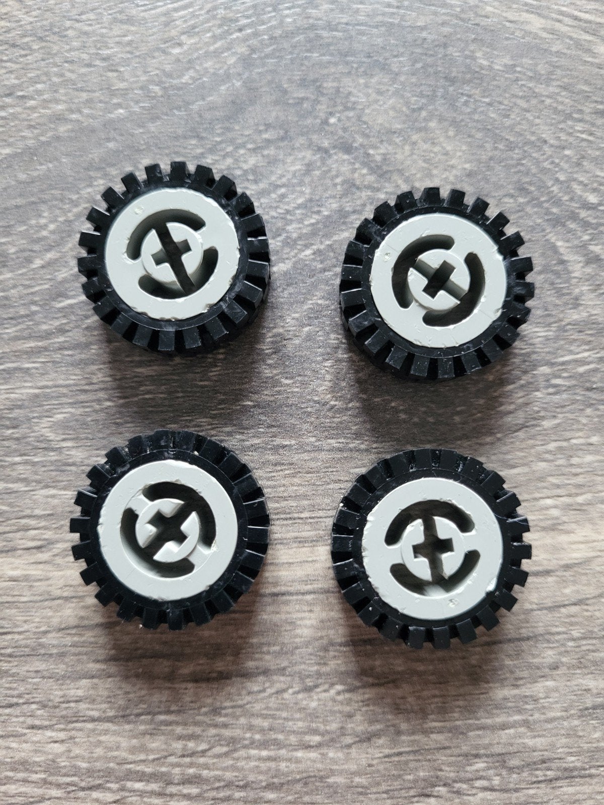Lego Technic wielen, grijze velg / naaf + grof profiel band, Ophalen of Verzenden, Gebruikt, Losse stenen, Lego
