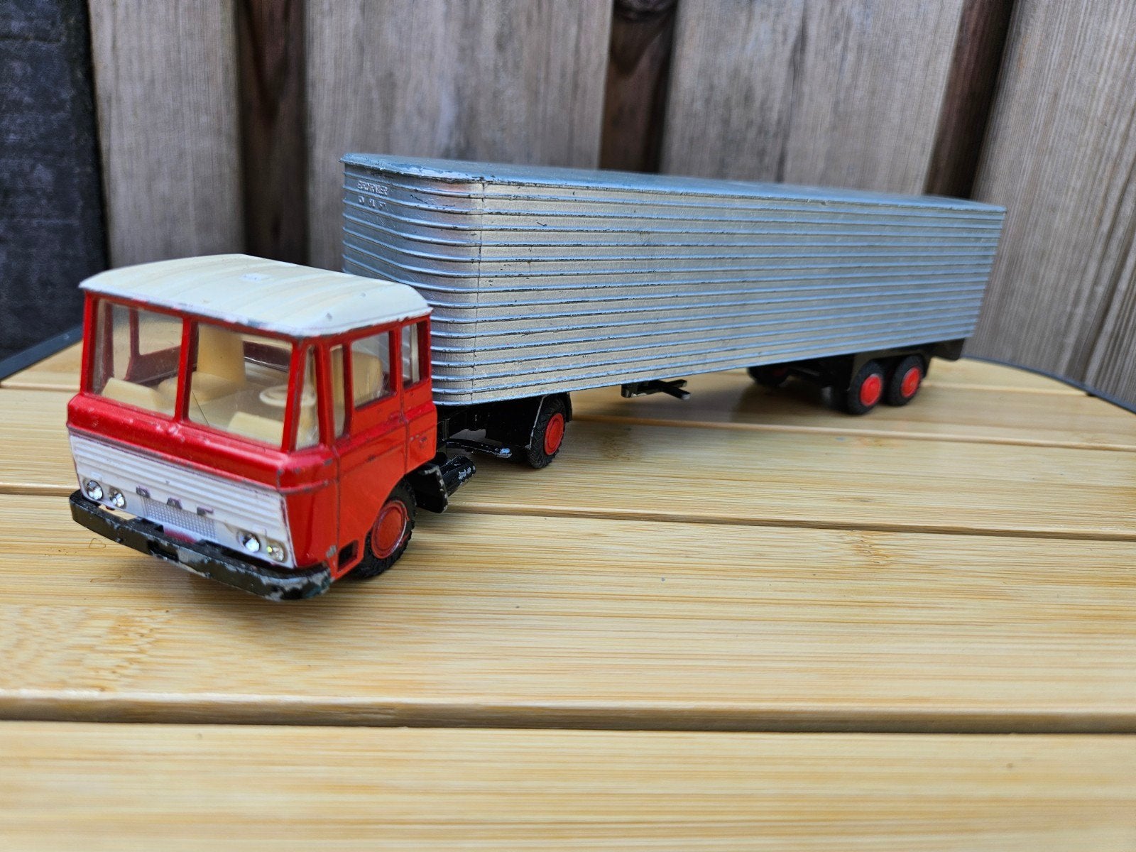 Lioncar Daf 2600 met grijze eurotrailer - Rood 1:50, Ophalen of Verzenden, Gebruikt, Bus of Vrachtwagen, Lion Toys