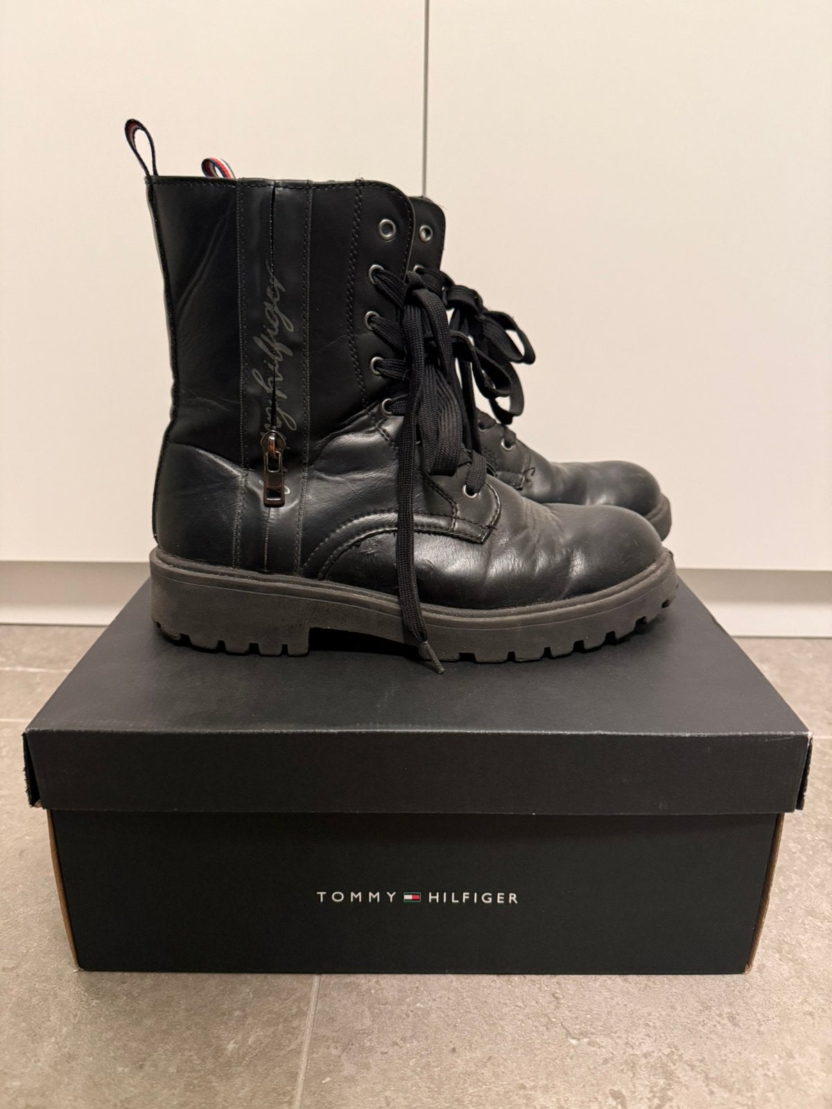 Tommy Hilfiger laarzen / boots zwart maat 35, Gebruikt, Meisje, Ophalen of Verzenden, Laarzen