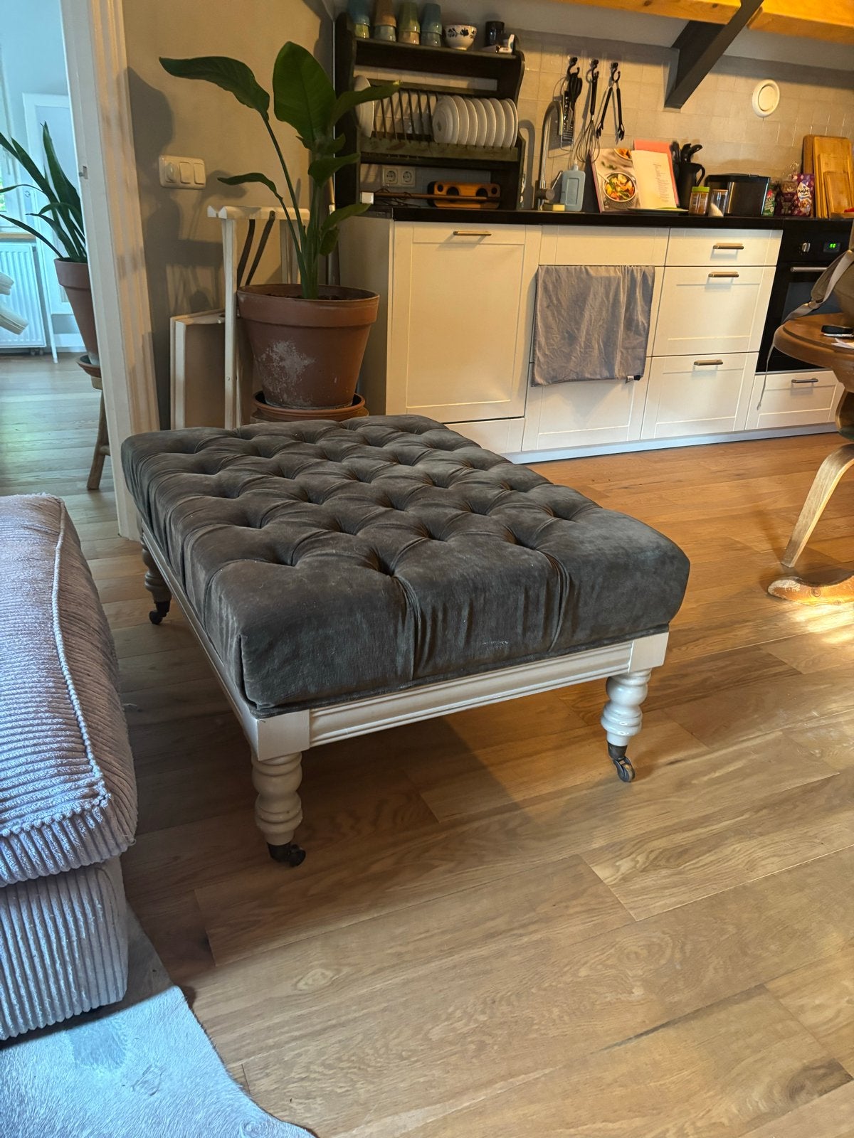 Luxe fluwelen poef/voetenbank met gecapitonneerd design, Huis en Inrichting, Banken | Voetenbanken en Poefen, Ophalen, 75 tot 100 cm