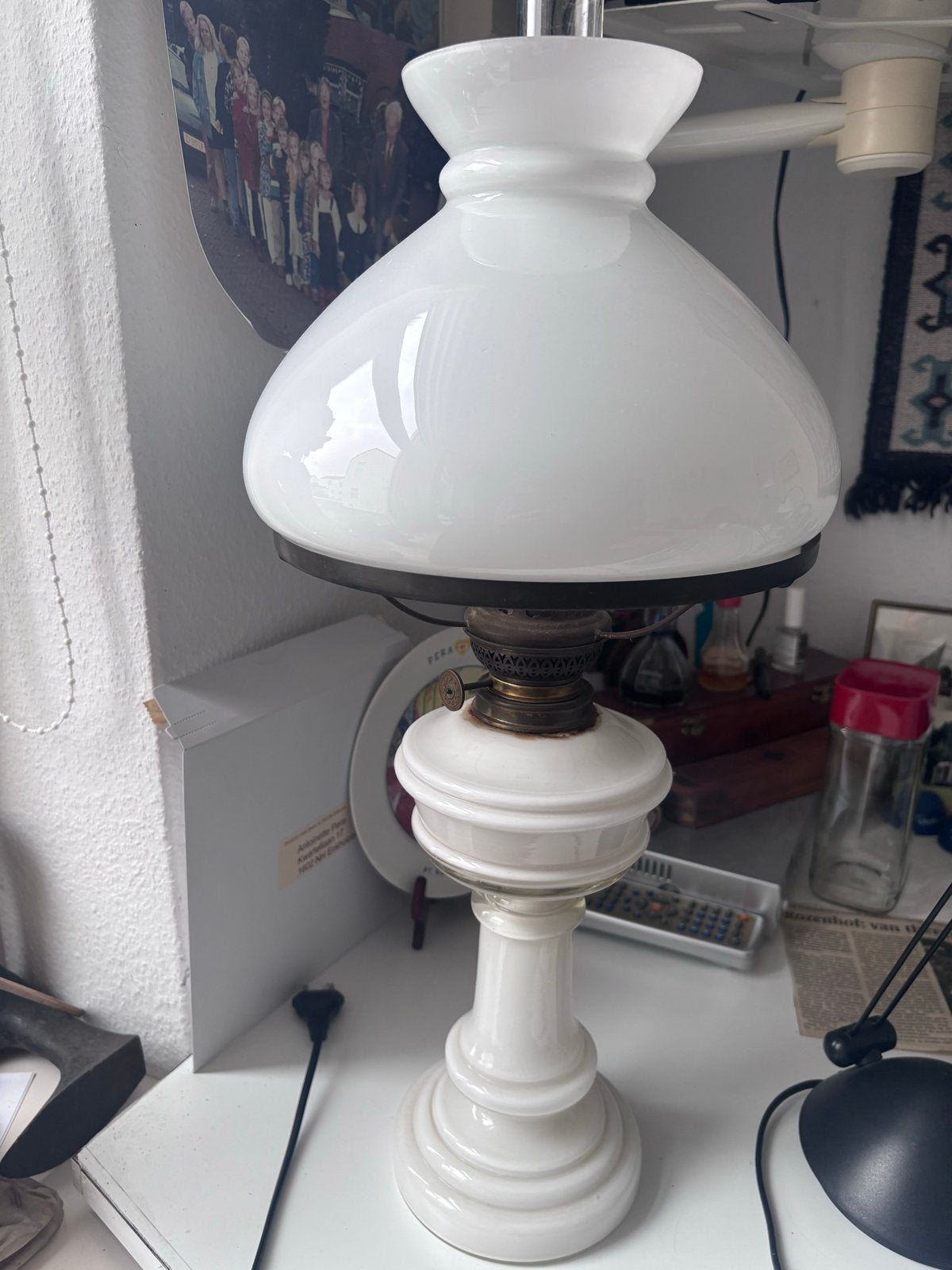 Antieke olielamp met witte glazen kap, Antiek en Kunst, Ophalen