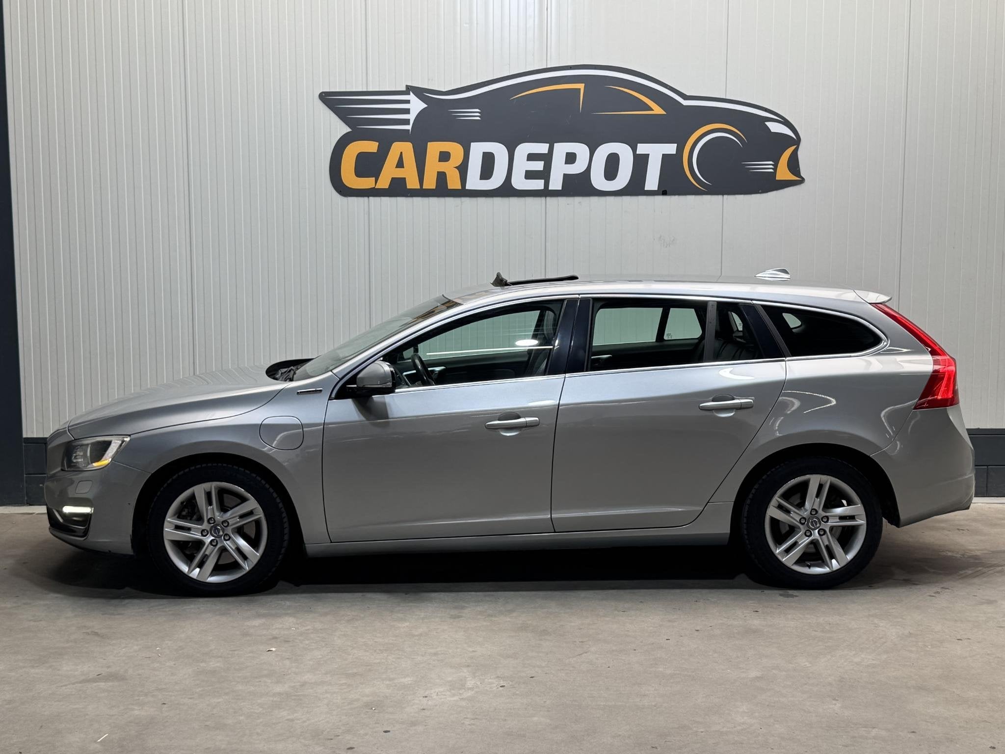 Foto 8 van Volvo V60 2.4 D6 AWD Plug-In Hybrid Summum Super Netjes Pano