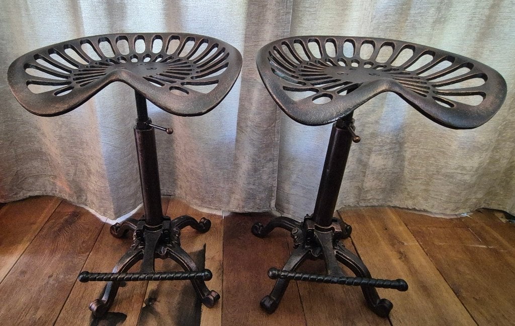 2x gietijzeren barkruk in bronzen kleur, Ophalen, 60 tot 90 cm, Zo goed als nieuw, 2 krukken