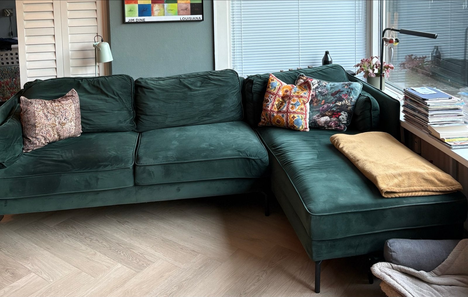 Donkergroene fluwelen hoekbank met zwarte pootjes, Ophalen, Gebruikt, 125 tot 150 cm, Hoekbank