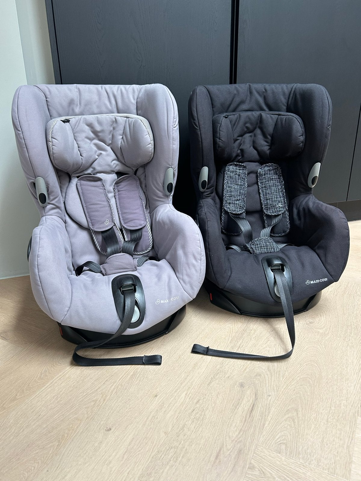 2 Maxi Cosi Axiss autostoelen Groep 1 - Draaifunctie, Ophalen, Autogordel, Verstelbare rugleuning, 9 t/m 18 kg