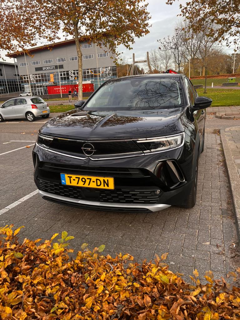 Opel Mokka 1.2 130pk Start/stop Aut 2022 Zwart, Auto's, 1195 kg, 1199 cc, Zwart, 1200 kg