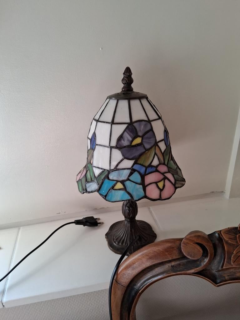 Tiffany Stijl Tafellamp met Bloemenmotief, Huis en Inrichting, Lampen | Tafellampen, Verzenden, Zo goed als nieuw, Glas, Tiffany stijl