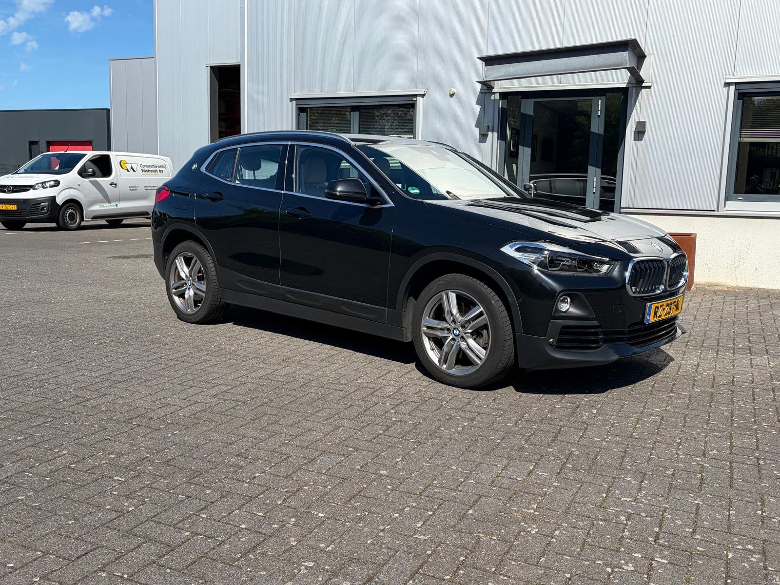 BMW X2 Sdrive20i 192pk Aut 2018 Zwart, Auto's, 1998 cc, X2, 1800 kg, 1435 kg