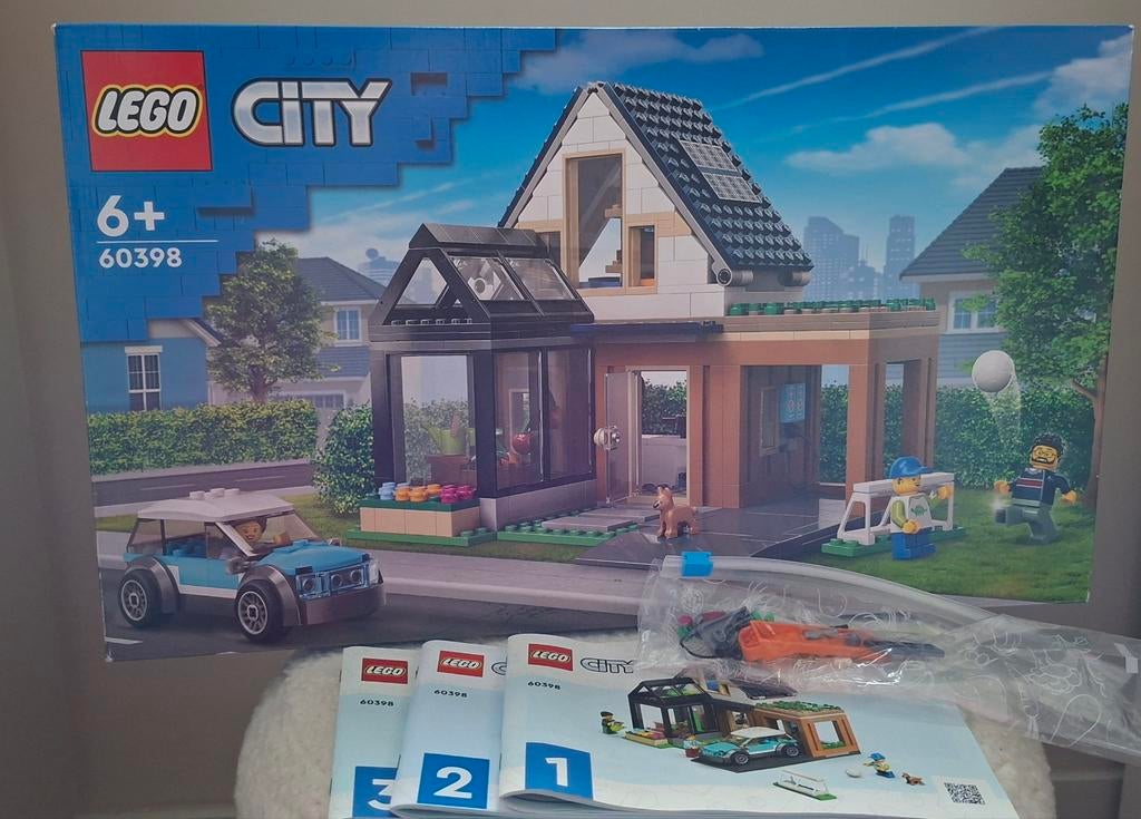 Lego City 60398 gezinswoning en elektrische auto, Ophalen of Verzenden, Zo goed als nieuw, 1:50 of kleiner