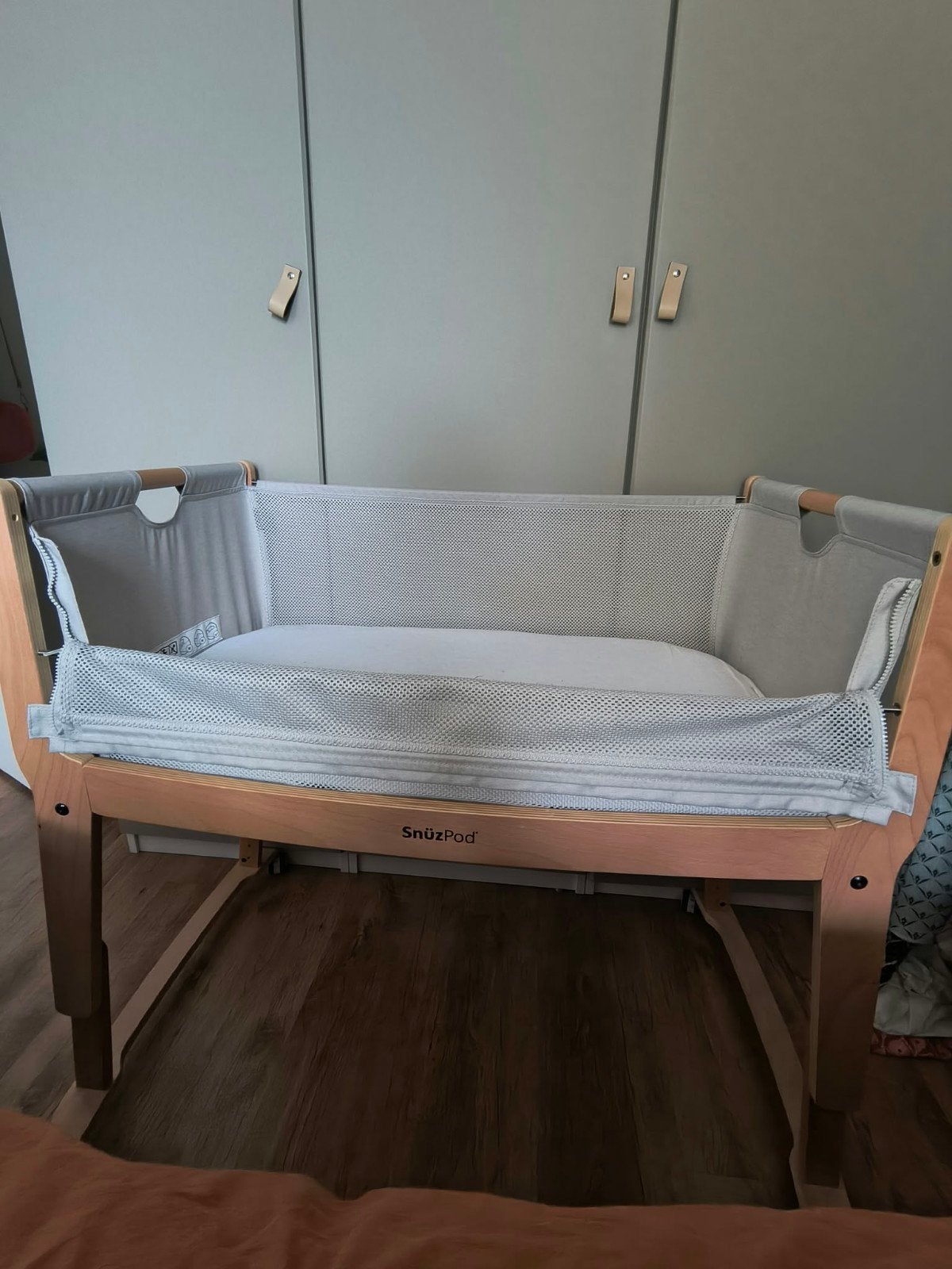 SnüzPod Studio Co-Sleeper - Walnut, Ophalen, Zo goed als nieuw, Wieg