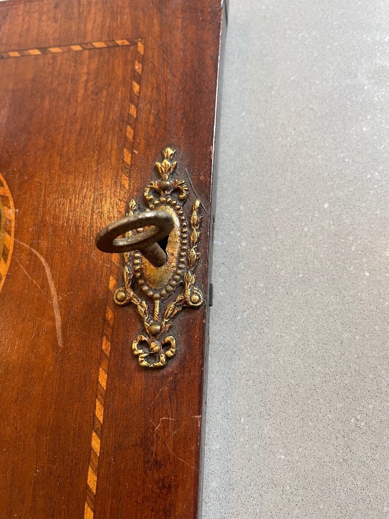 Antiek slotje met sleutel en ingelegd houten paneel, Ophalen