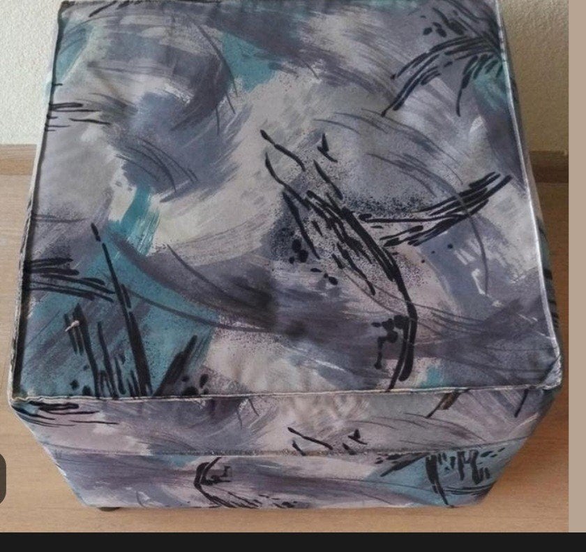 Stoffen poef met abstract patroon 5euro, Ophalen, Gebruikt, 50 tot 75 cm, Vierkant