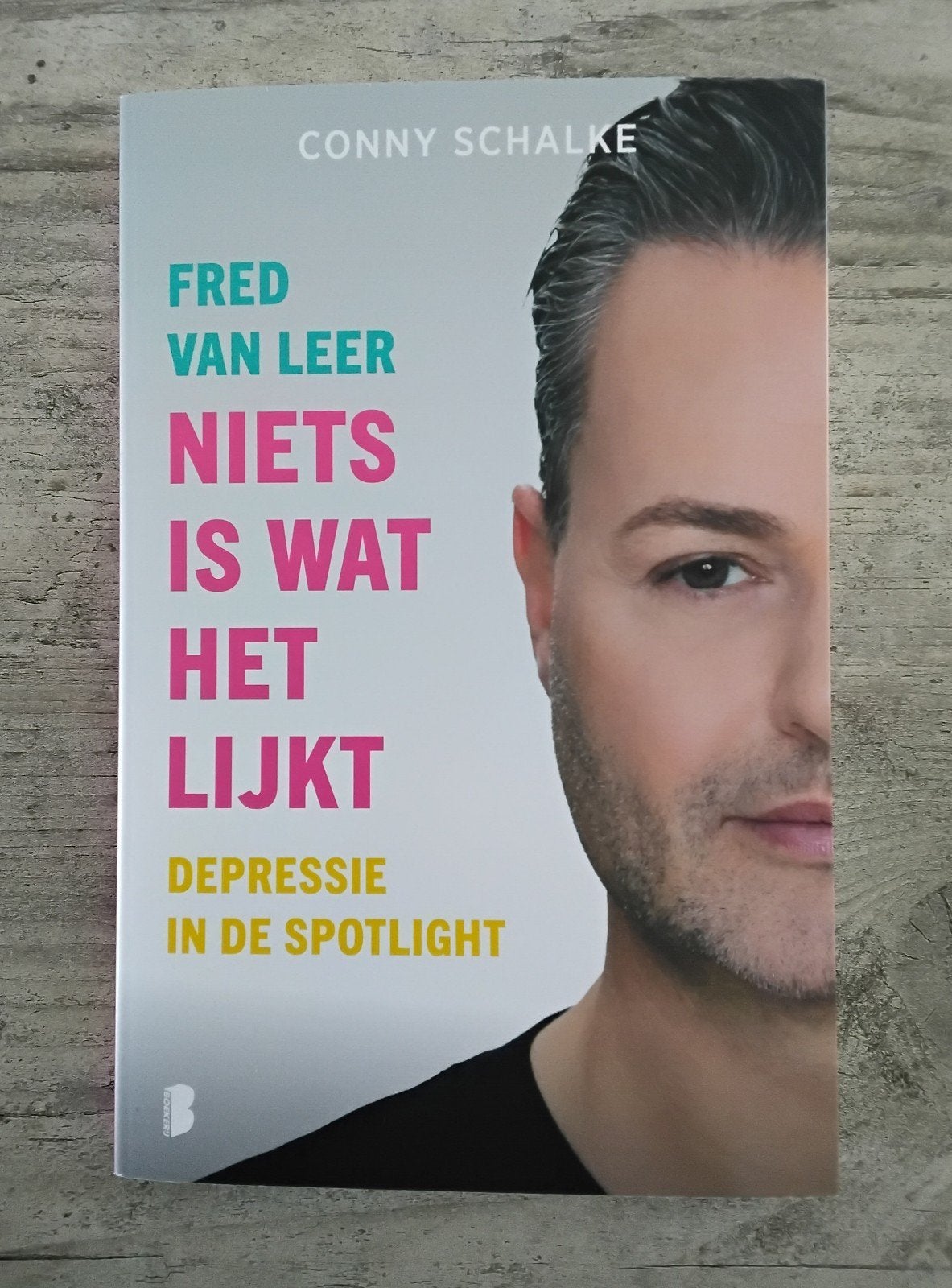 GESIGNEERDE VERSIE Niets is wat het lijkt, Fred van Leer, Ophalen of Verzenden, Gelezen