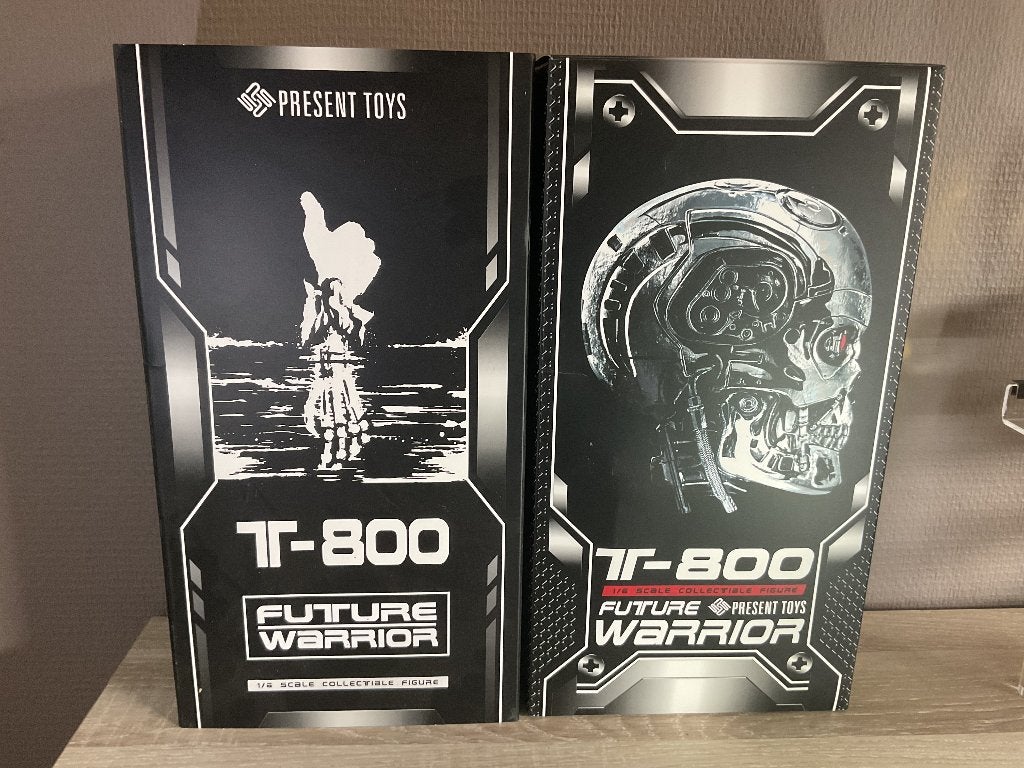 Terminator T-800 battle damaged 1/6 present toys 90%compleet, Verzamelen, Ophalen of Verzenden, Zo goed als nieuw, Actiefiguur of Pop