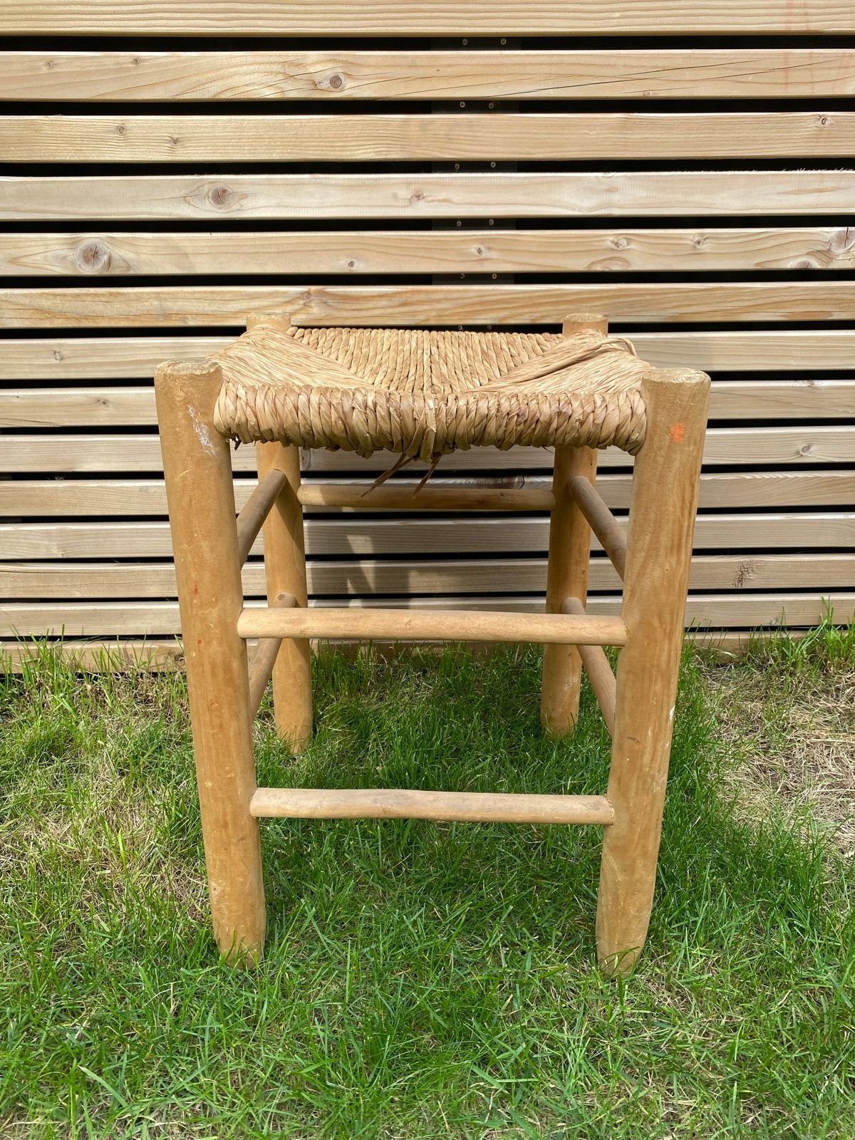Gratis af te halen: Houten kruk met rieten zitting, Huis en Inrichting, Stoelen, Ophalen, Gebruikt, Overige kleuren, Eén