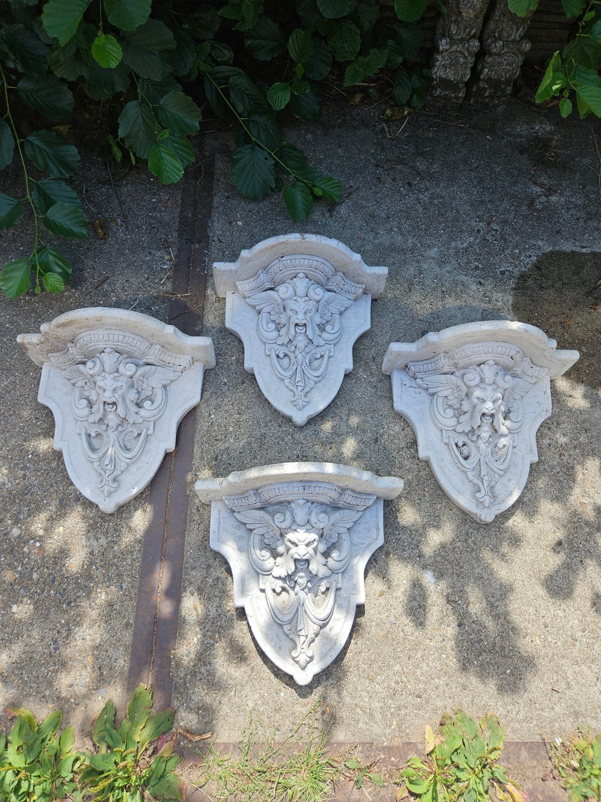Decoratieve wandconsole met gotisch masker (maskaron/satyr), Ophalen