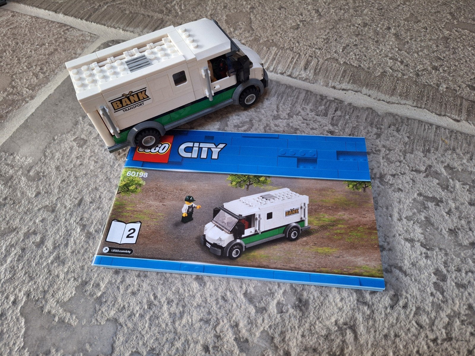 Foto 7 van LEGO City Vrachttrein 60198 met extra rails