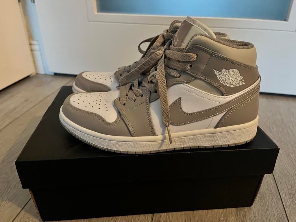 Nike Air Jordan 1 Mid - Grijs/Wit maat 39, Kleding | Dames, Schoenen, Ophalen of Verzenden, Grijs, Sneakers of Gympen, Zo goed als nieuw