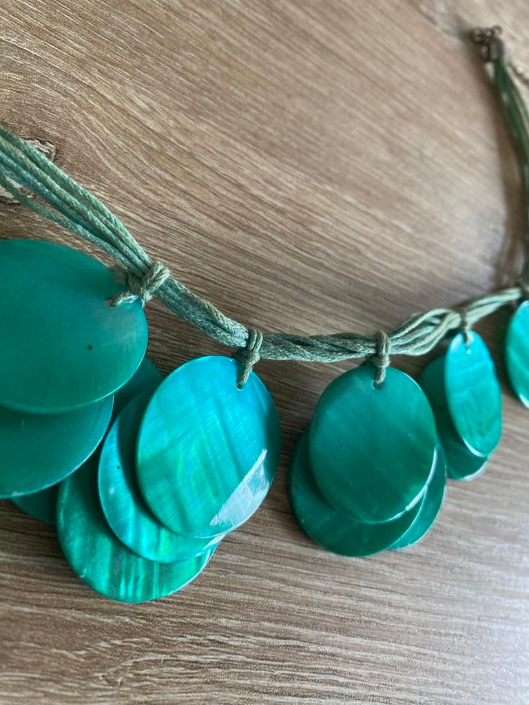 Ketting met groene schelpen turkoois, Ophalen of Verzenden, Zo goed als nieuw, Groen, Overige materialen