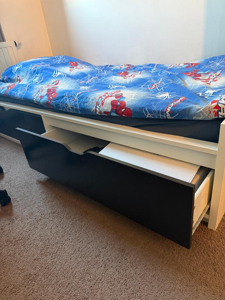 Gratis op te halen: 2x eenpersoonsbed 90 x 200 cm, Ophalen, 85 tot 100 cm, Zo goed als nieuw, Matras