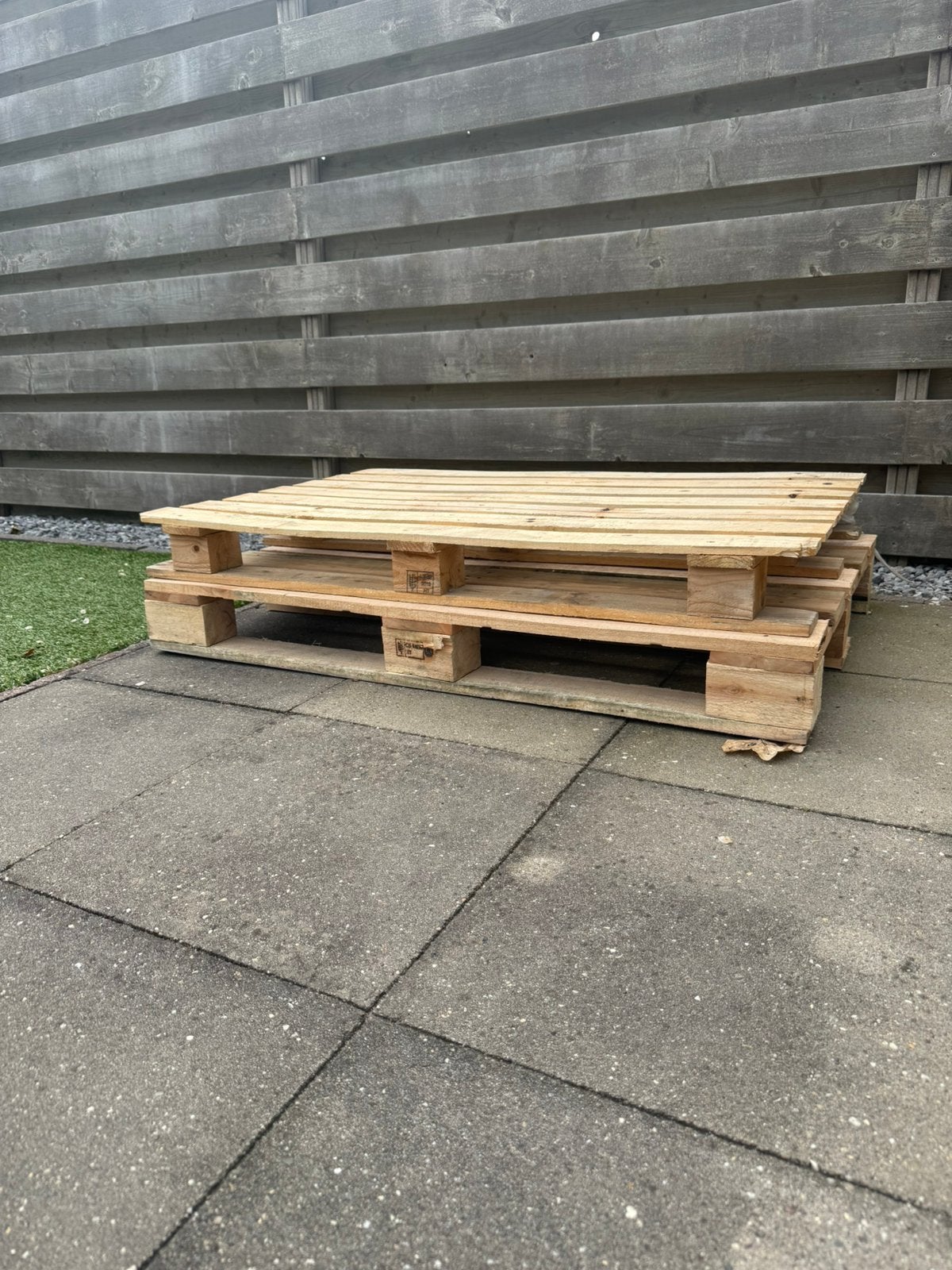 Gratis af te halen twee pallets, Doe-het-zelf en Verbouw, Hout en Planken, Ophalen of Verzenden, Zo goed als nieuw, Pallet, Minder dan 200 cm