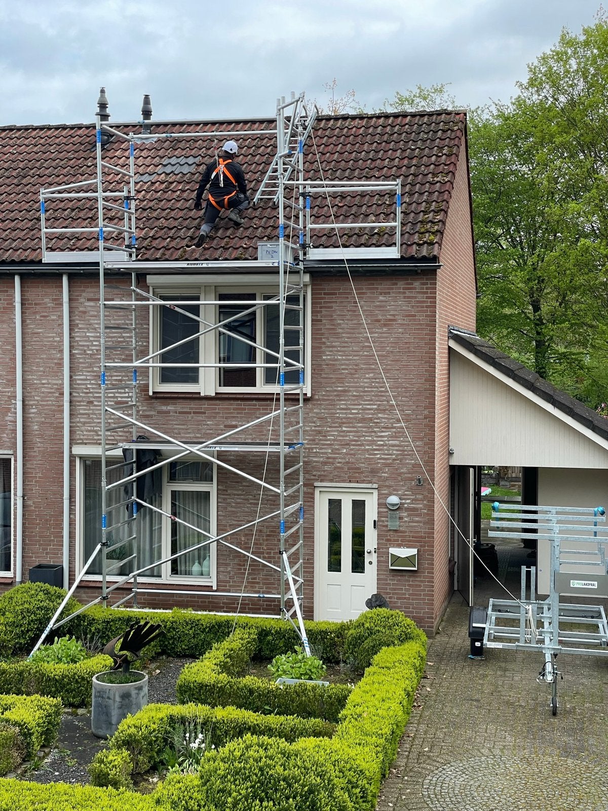Alumexx steiger met trailer en dakrand beveiling + lift, Doe-het-zelf en Verbouw, Ophalen, Zo goed als nieuw, Rolsteiger of Kamersteiger