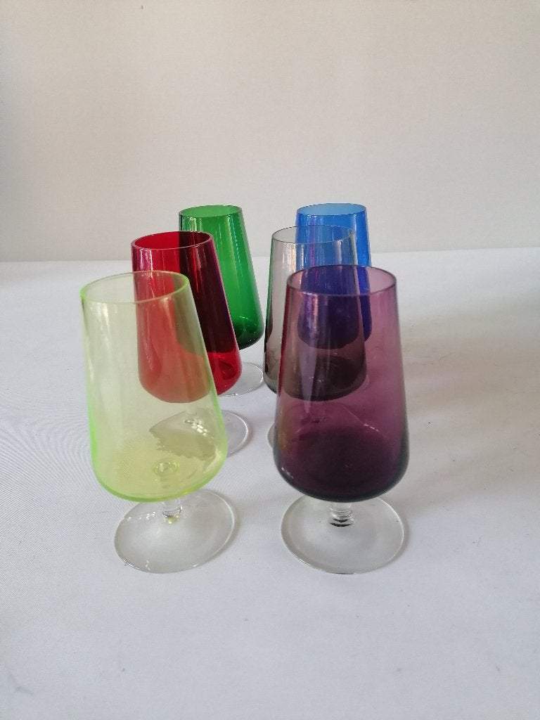 zes vintage gekleurde voet glazen zie de fotos 15,5 cm hoog, Verzamelen, Ophalen of Verzenden, Zo goed als nieuw, Overige typen