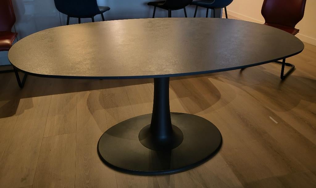 Leolux Columna eettafel, bolovaal, blad keramiek, Huis en Inrichting, Tafels | Eettafels, Ophalen, Overige materialen, 100 tot 150 cm